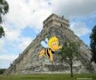 Maya Arı Maya bir tapınak önünde